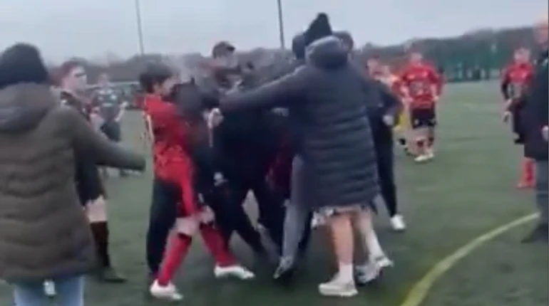 У Вельсі батьки 14-річних футболістів влаштували масову бійку на полі