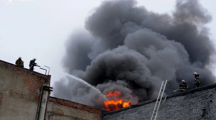 Спасатели ликвидировали масштабные пожары после ударов РФ в Волынской области