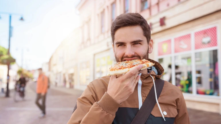 Стоять можно, спешить – нет: как правильно есть без вреда для желудка