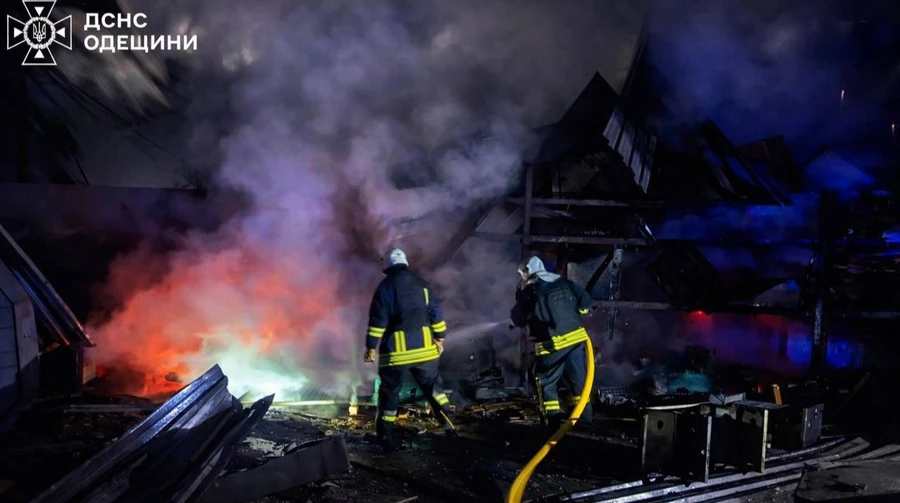 Окупанти знову поцілили по порту на Одещині: вирували пожежі, пошкоджено склади