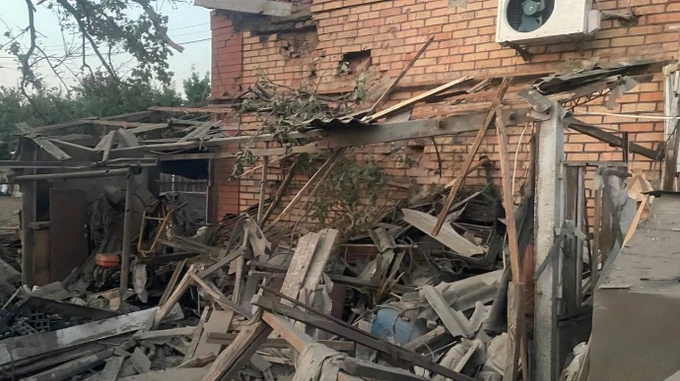 Уламки збитих Шахедів пошкодили 2 будівлі на Дніпропетровщині