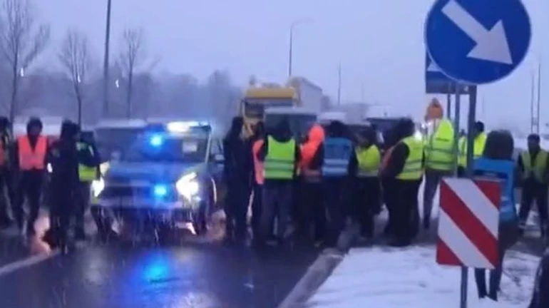 Ukrainian drivers block roads in Polish cities to protest against border blockade