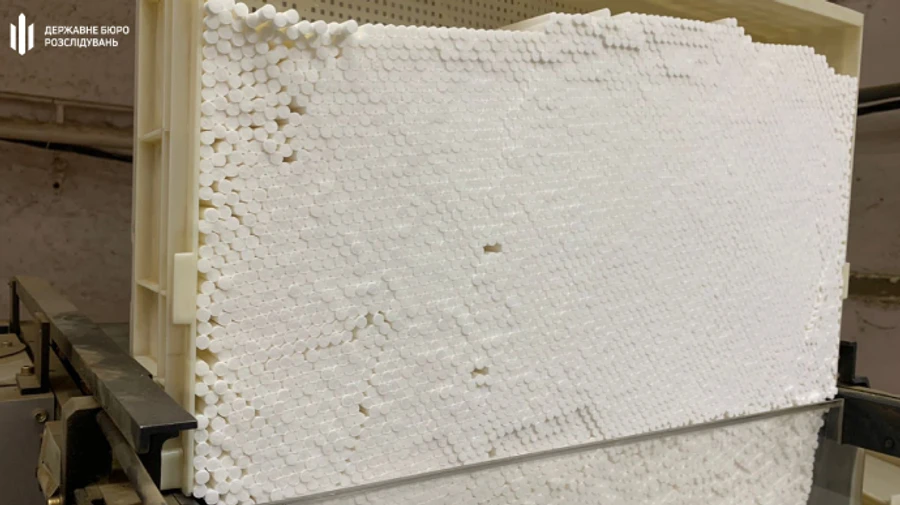 В Днепре накрыли фабрику контрафактных сигарет: фигурируют налоговики и чиновники