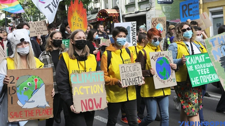 Сотні людей у Києві вийшли на Кліматичний марш