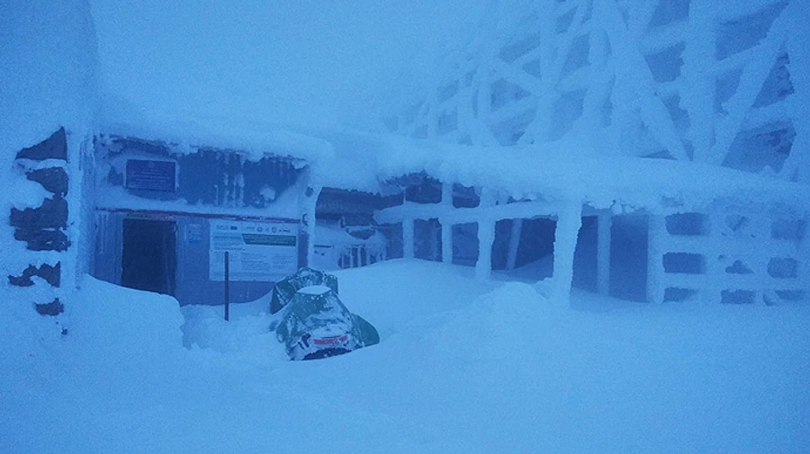 Карпати засипає снігом, туристів просять не ходити в гори