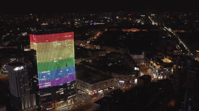 KyivPride: Нацкорпус угрожает столичному ТРЦ из-за радужного флага