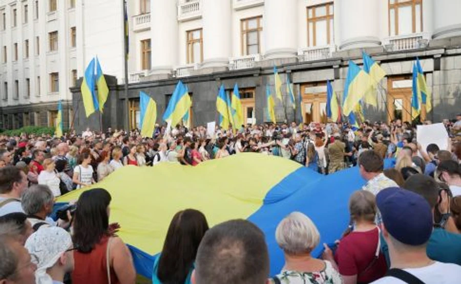 Під стінами АП влаштували акцію проти капітуляції, стався конфлікт