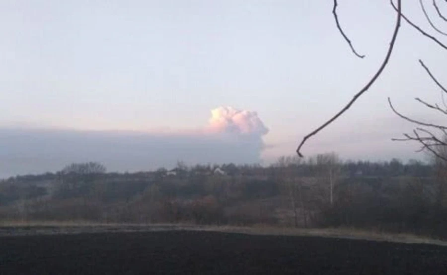 ГСЧС: На базе в Балаклее – одиночные взрывы боеприпасов