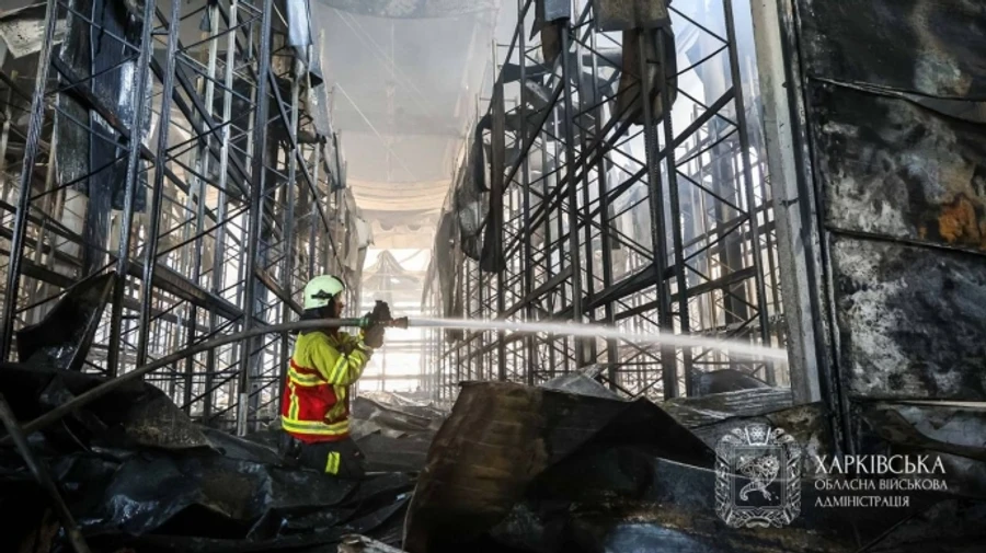 Россияне ударили по пригороду Харькова: погиб охранник, 8 человек ранены – среди них спасатели