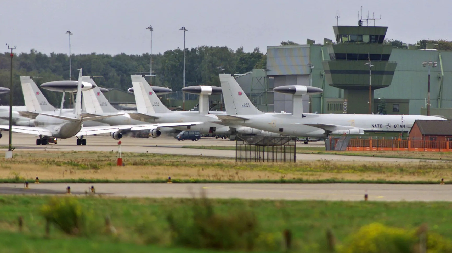 Drone non identificato avvistato sulla base aerea della NATO in Germania: preoccupazioni per la sicurezza e possibili conseguenze