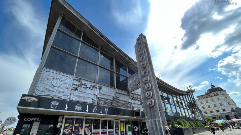 З фасаду Житнього ринку в Києві приберуть декоративні написи російською мовою