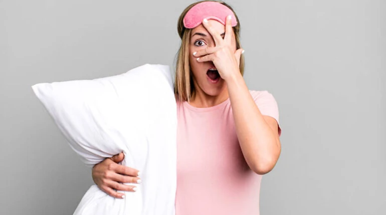 Не можете спати? Науковці кажуть, варто придивитися до своєї подушки