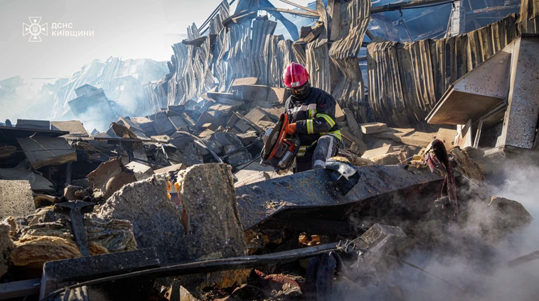 Рятувальники п'яту добу усувають наслідки удару РФ по Яготину