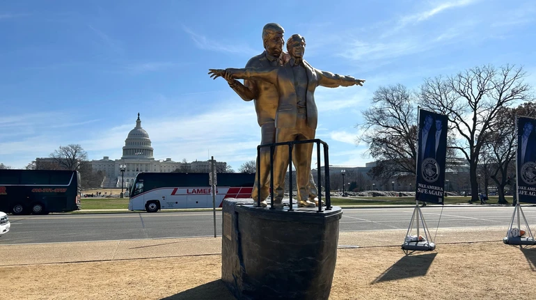Біля Капітолія США встановили скульптуру Трампа та Епштейна, що повторює сцену з Титаніка