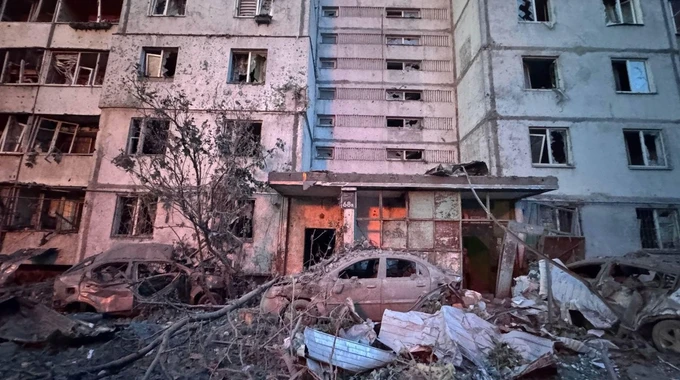Residential area damaged in Kyiv