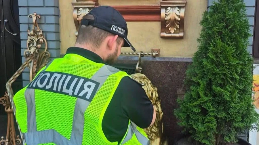 У Києві біля ресторану знайшли куртку з гранатами