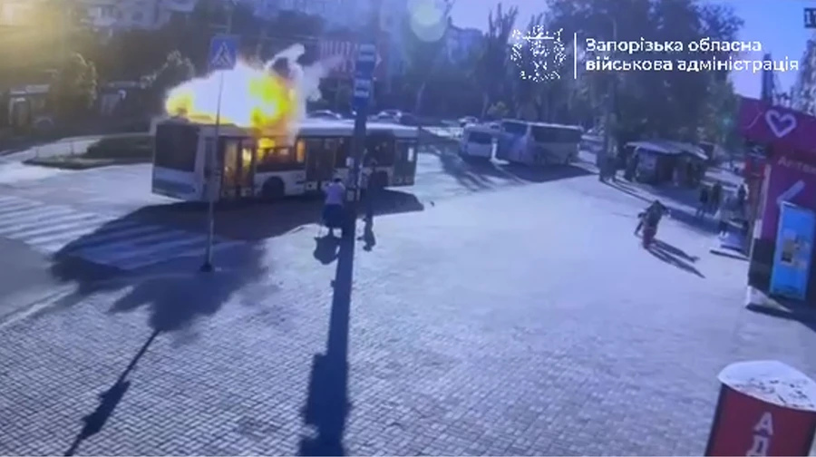 Россияне атаковали автобус в Запорожье: 5 раненых