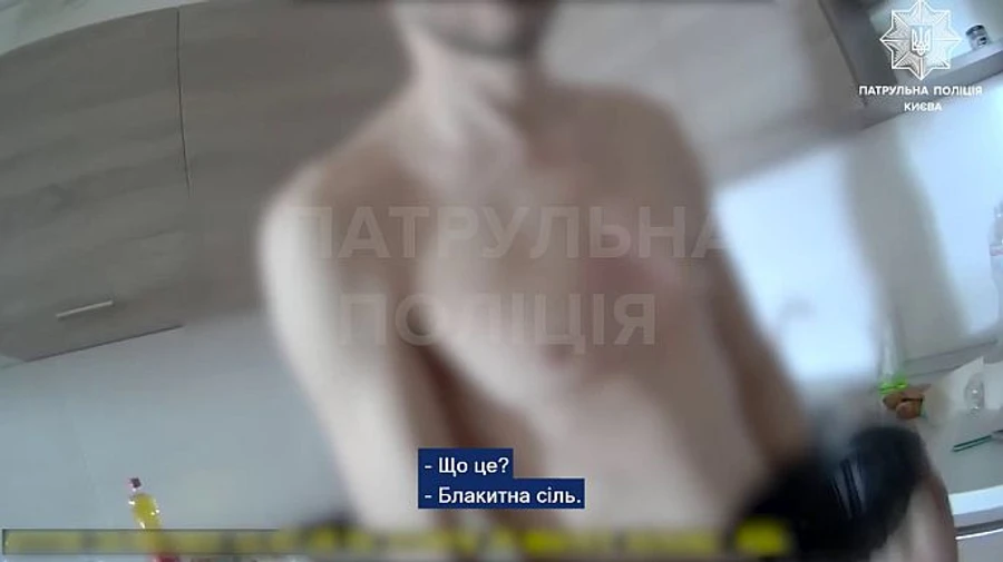 У Києві чоловік пропонував поліцейським покурити з ним наркотики