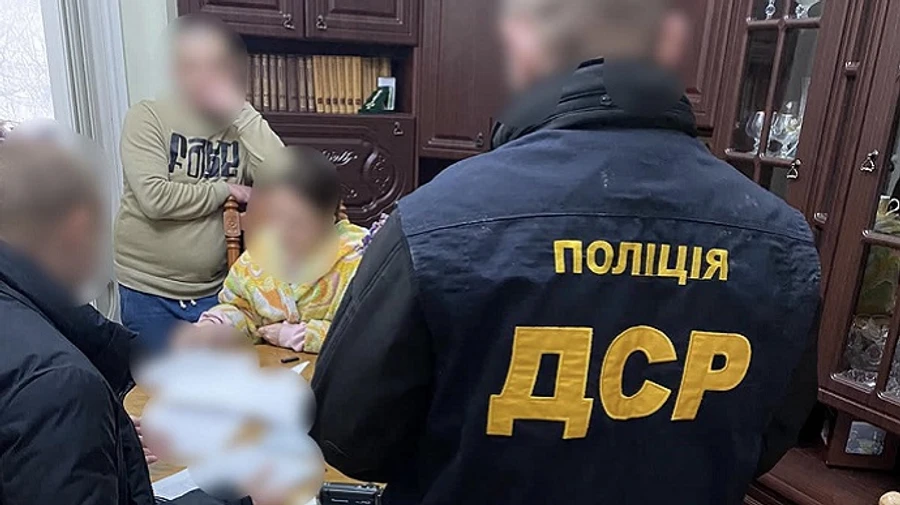 У Чернівецькій ОВА допомогали чоловікам тікати за кордон: підозрюють посадовицю