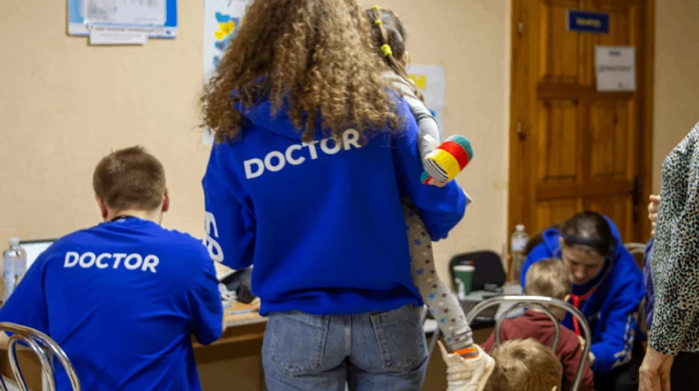 Без боли и страха - в очередь к медикам. Как волонтеры лечат детей в релокированном детдоме на Закарпатье