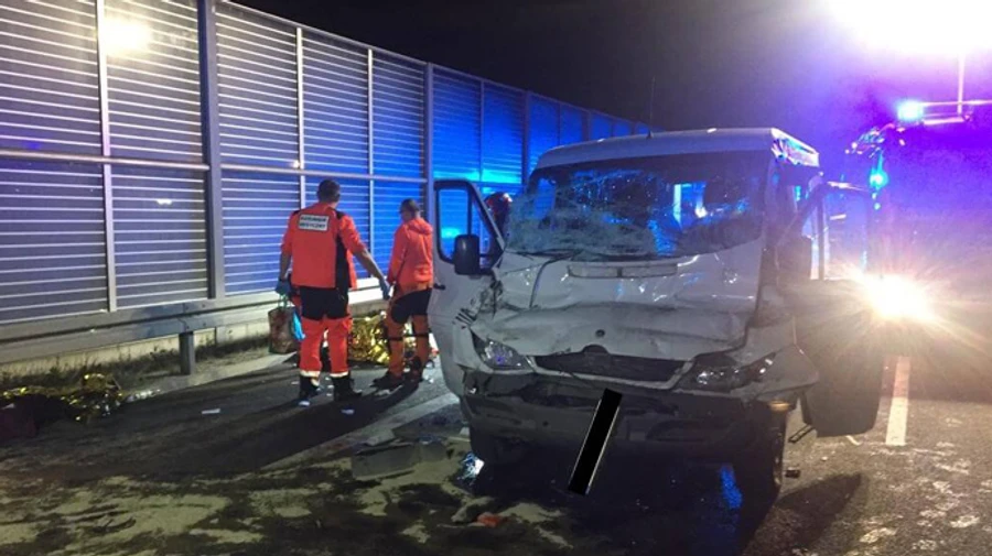 У Польщі мікроавтобус з українцями врізався у вантажівку, 7 постраждалих