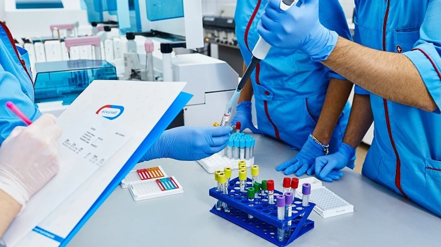 За добу коронавірус забрав життя майже 13 тисяч людей