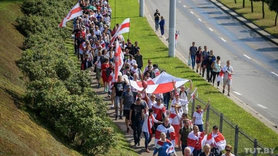 Люди великими групами сходяться до центру Мінська, почались сутички