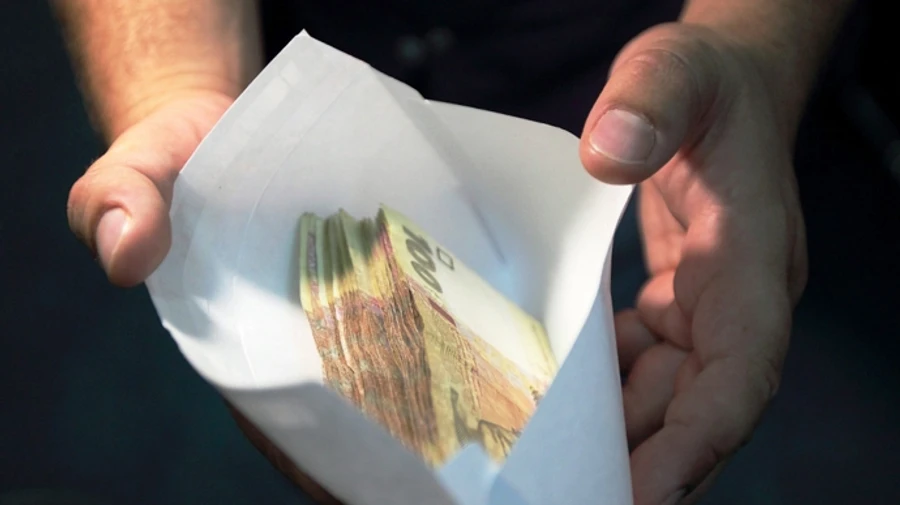 В Киеве задержали адвоката: нес взятку судье