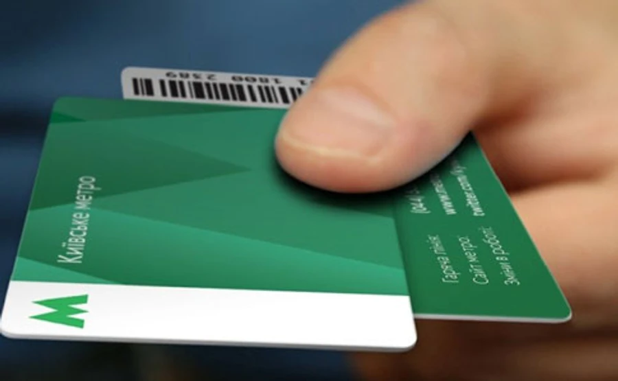 З кас метро в Києві прибрали банківські термінали, скоро зникнуть і зелені картки