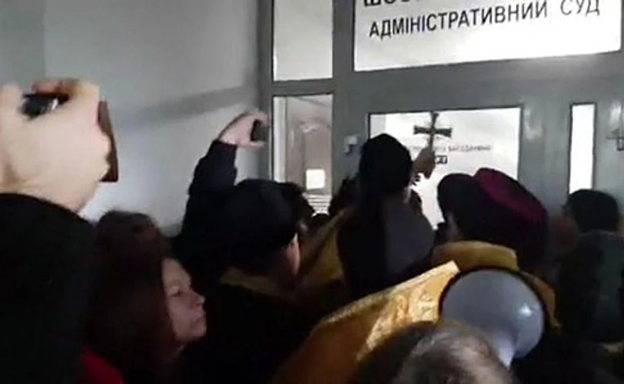 Дело УПЦ КП: церковники с крестом штурмовали суд, полиция применила газ