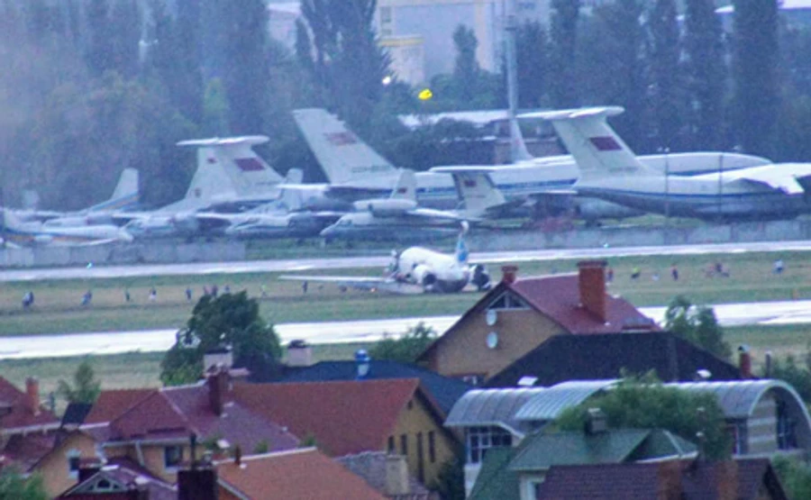 В аеропорту Київ літак викотився за злітну смугу, пасажири евакуйовані