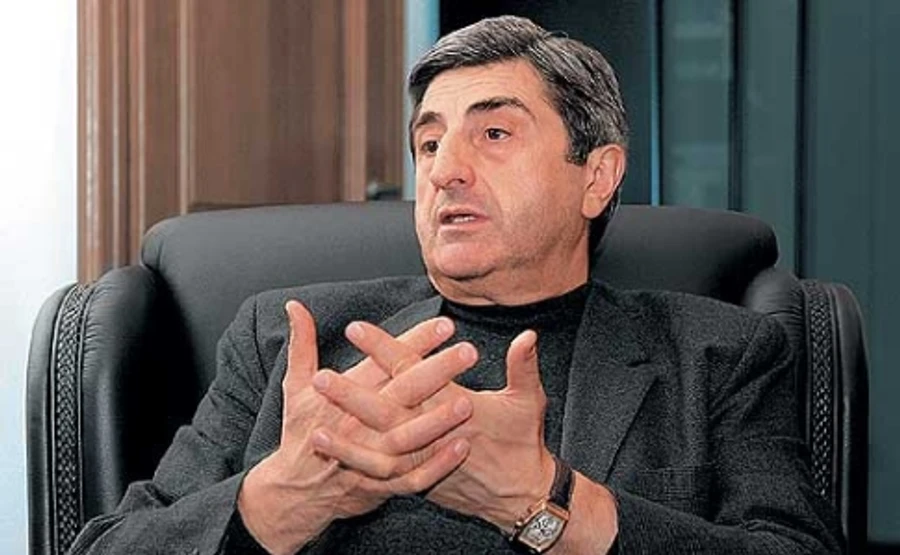 Губернатор Київщини виділив екс-регіоналу 2 гектари під сінокіс