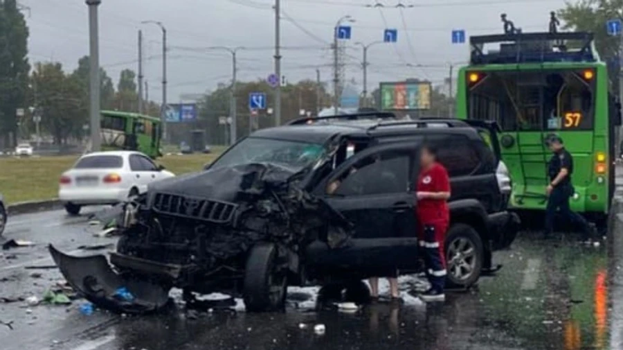 В Харькове столкнулись автомобиль, троллейбус и автобус: есть пострадавшие