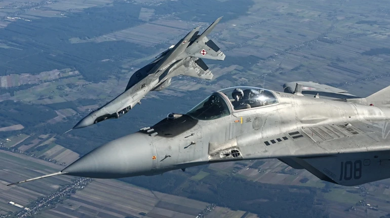 Президент Словаччини вважає помилкою передачу Україні МіГів