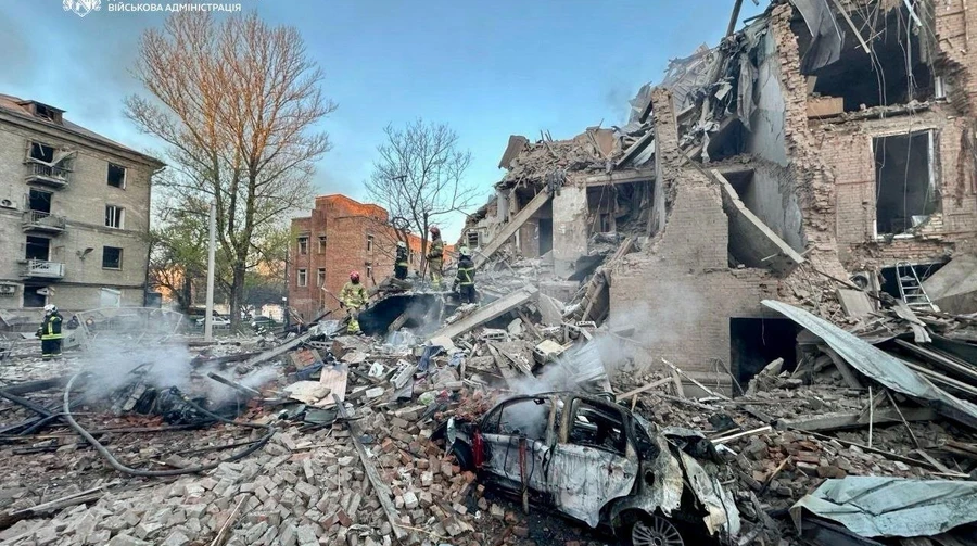 Quatorze feridos, incluindo crianças, e prédios residenciais danificados em ataque combinado russo ao Dnipro – foto, vídeo