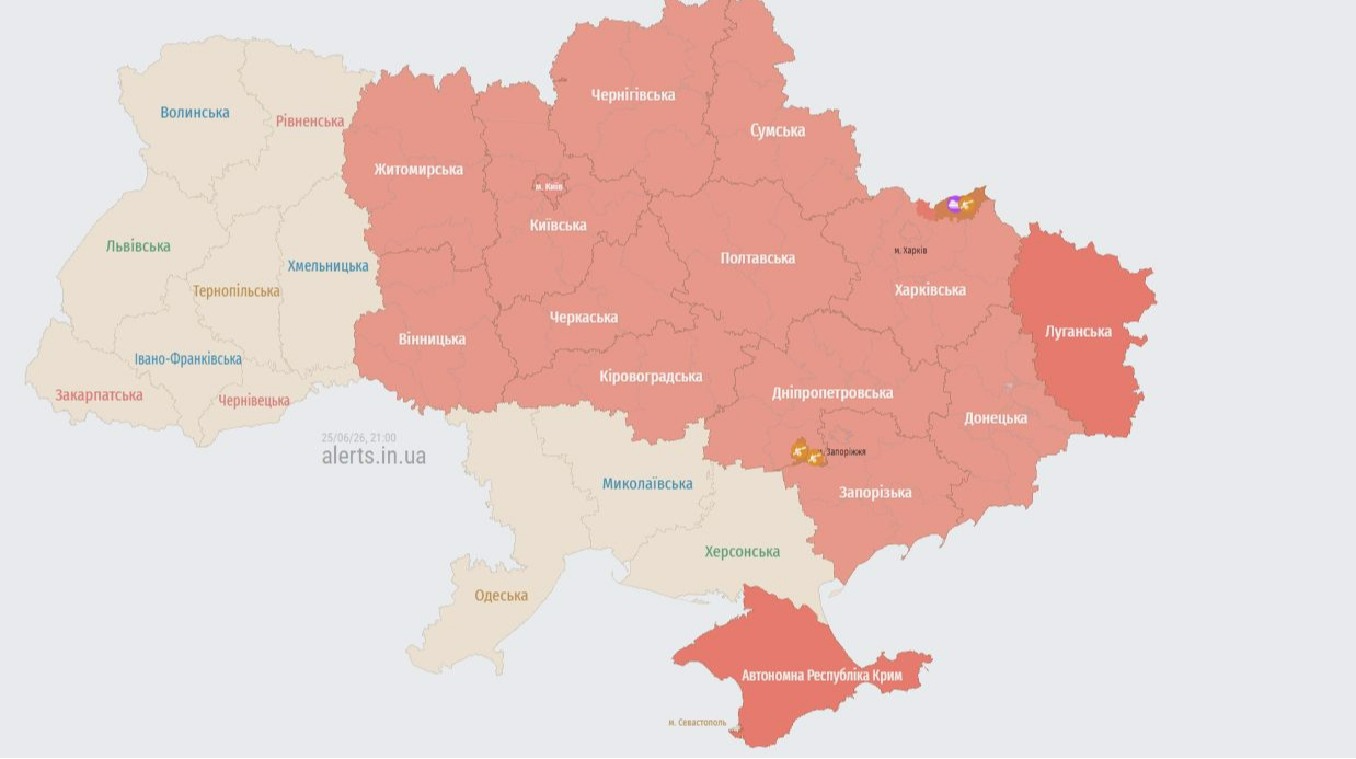 У Києві пролунали вибухи: загорілись склади у Дарницькому районі
