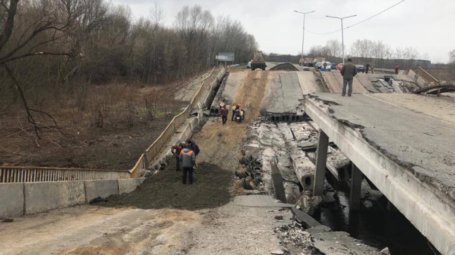 The road from Chernihiv to the capital is being repaired, crossings are being built near the destroyed bridges