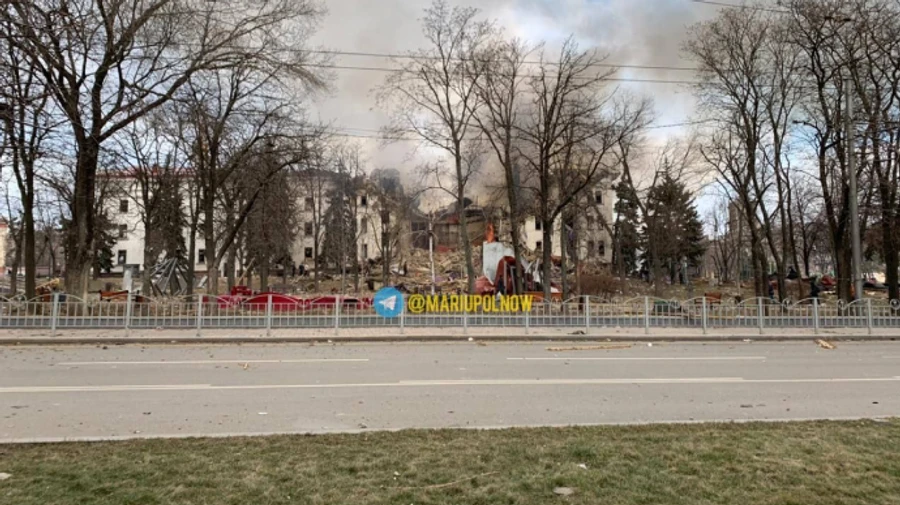 Міноборони Росії хоче навіть авіаудар по театру в Маріуполі списати на Азов