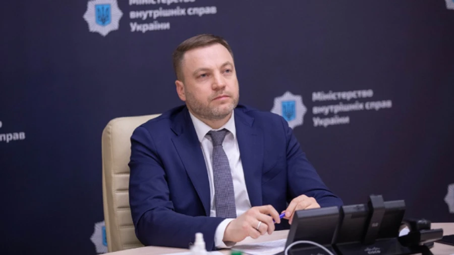 Глава МВД уже сутки не реагирует на скандальное видео, где Трухин хочет порешать с ним ДТП