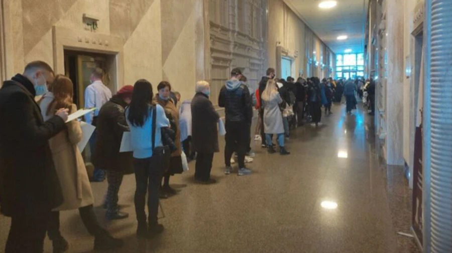 Дніпро у червоній зоні Covid-19: тисячі громадян вишикувалися в черги на вакцинацію