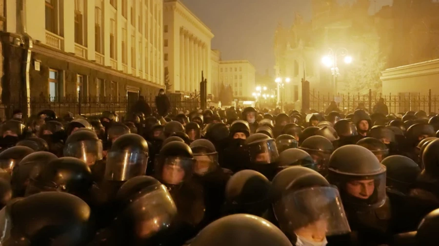 Протести під ОПУ: травмовані 27 силовиків, а усіх затриманих відпустили