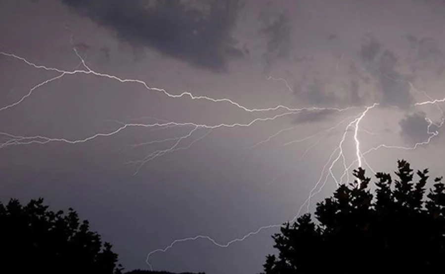 Тиждень почнеться з грозами і дощами, вночі підморозить 