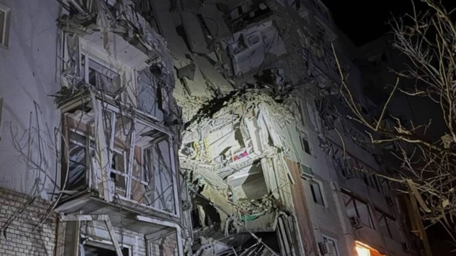 Russians drop guided aerial bomb on apartment building in Kherson: children amongst injured – photos