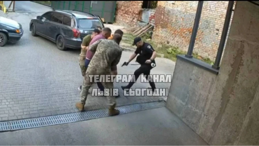 Інцидент зі зброєю у Львові: прокуратура перевіряє дії поліції, представників ТЦК і цивільних