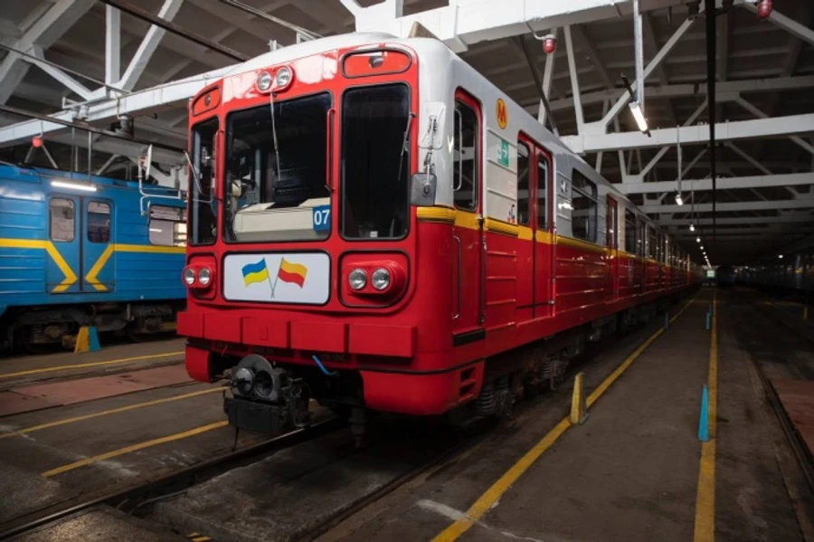 Warsaw delivers first 6 metro cars to Kyiv