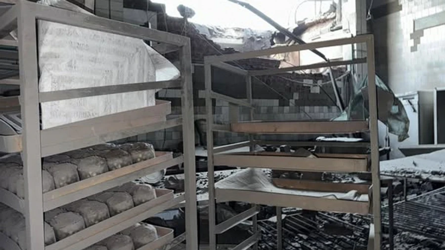 Росіяни вдарили по хлібзаводу у Сумах: убили підприємця, який приїхав по паски