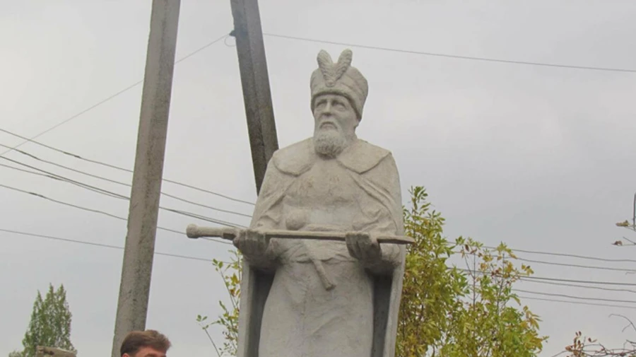 Мракобесие и регресс: под Мариуполем демонтировали памятник Сагайдачному, потому что его ставил Азов