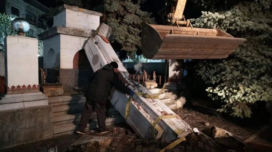 У центрі Мукачева демонтували радянський монумент