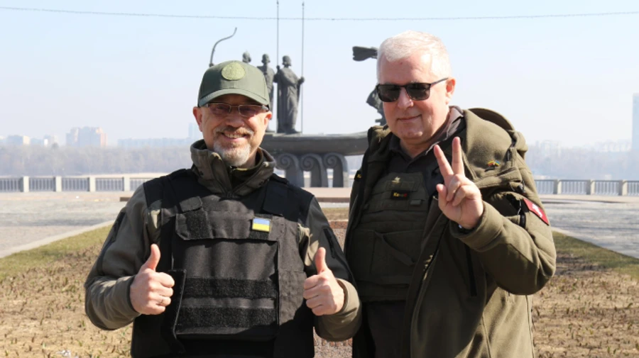 Министр обороны Литвы лично приехал в Киев, несмотря на обстрелы