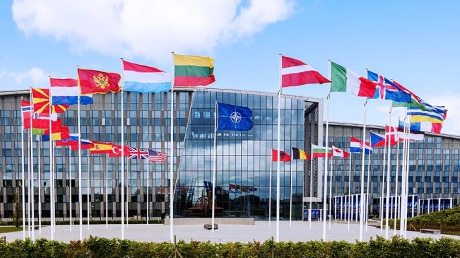 НАТО виганяє 8 російських дипломатів, місію РФ скоротили вдвічі